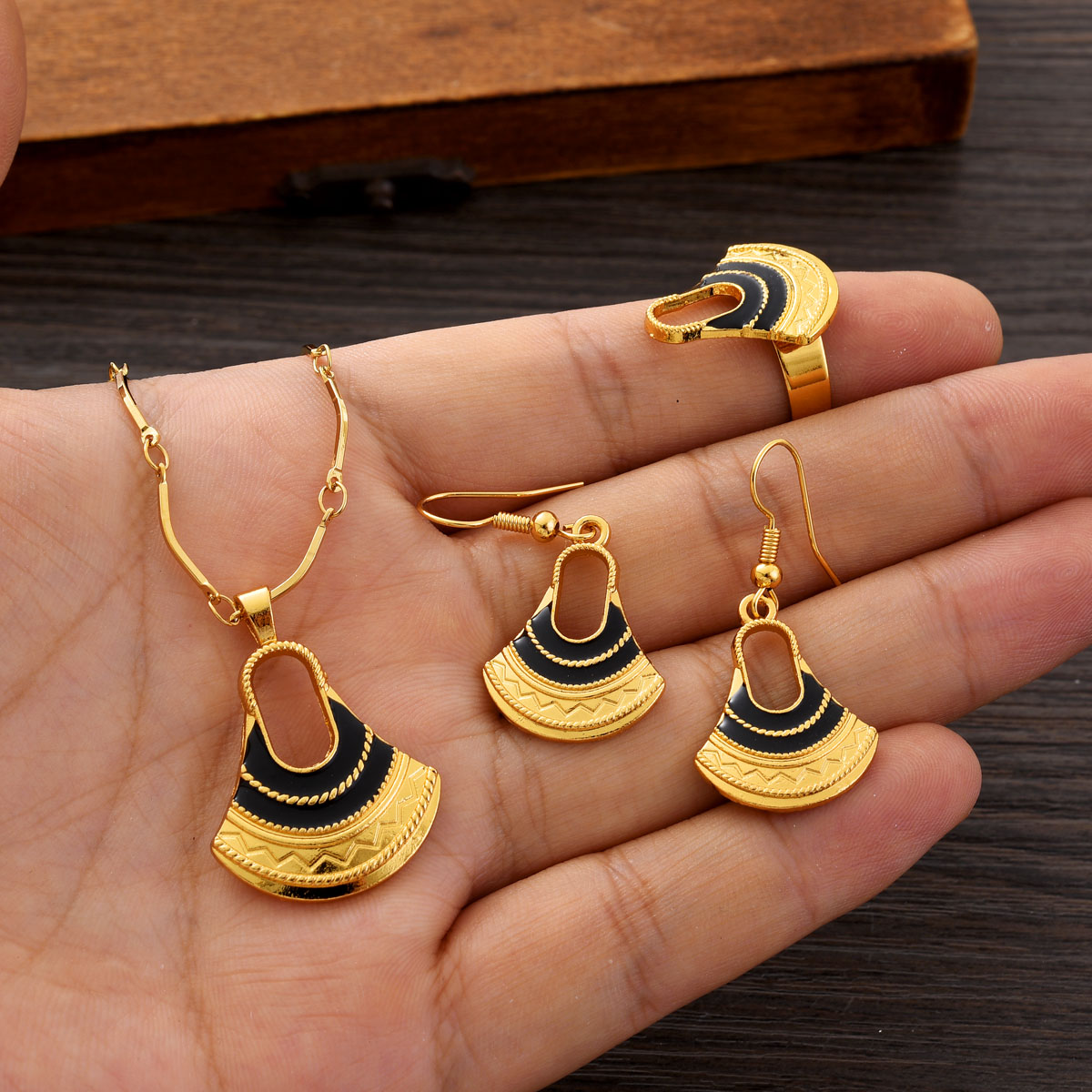 Women Accessories Png - طقم مجوهرات ذهبي اللون من Fashion